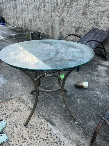 Mesa de vidro com 4 cadeiras