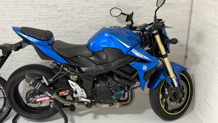 Moto impecável