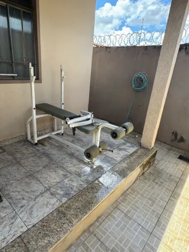 Estação de musculação e mesa flexora