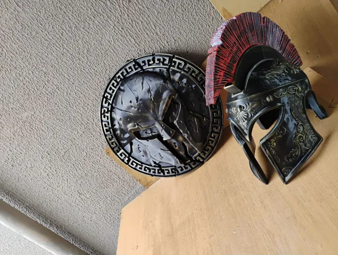 Capacete e escudo Espartano 