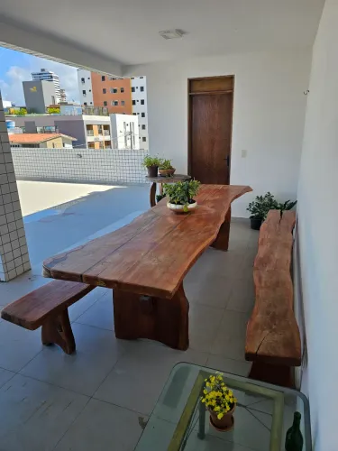 Mesa de madeira com 2 bancos laterais de 3 metroa