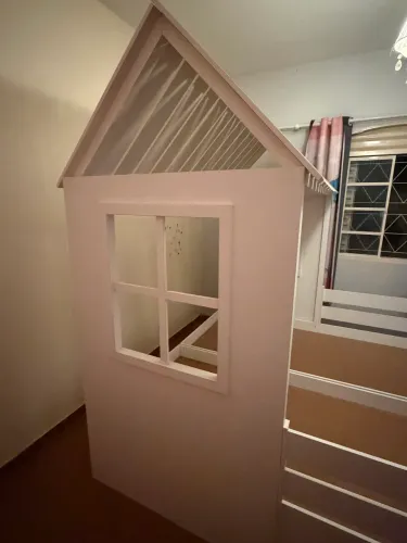 2 camas de solteiro com suporte e cobertura em formato de telhado toda em MDF
