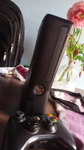 Xbox 360 com 51 jogos e 2 controles