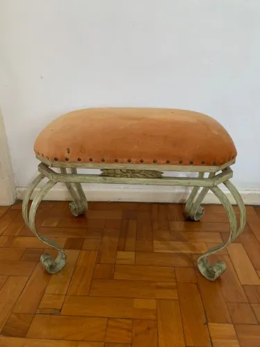 Banqueta/puff estofado com base em ferro forjado