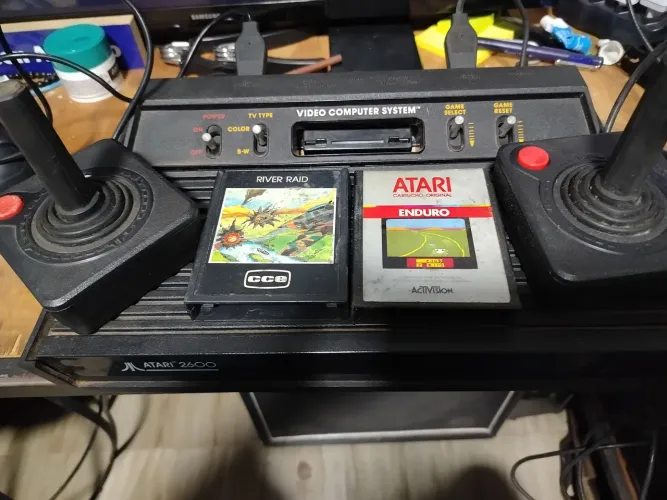 Atari 2600, 2 controles e 2 jogos.