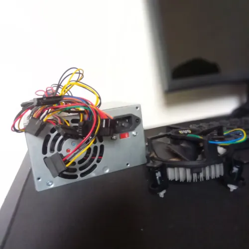 Fonte 200w em perfeitas condições junto com cooler