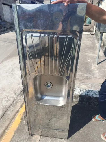 Pia de metal com fundo de concreto