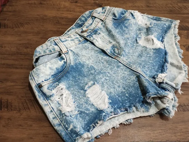 Shorts jeans vazados 