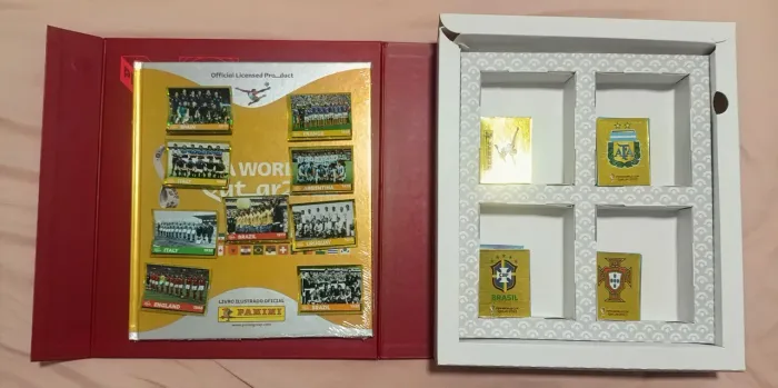 Álbum Copa do mundo Qatar dourado capa dura completo com todas as figurinhas para colar.