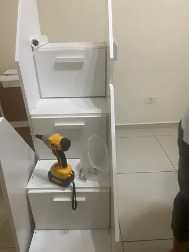 Doa-se escada para beliche com armário.
