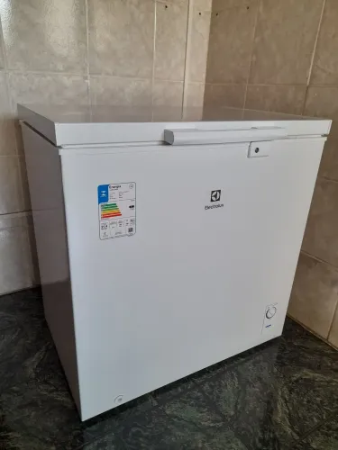 Freezer Eletrolux, 199 litros, com fechadura, luz interna, seminovo 5 meses de uso, 127 V.