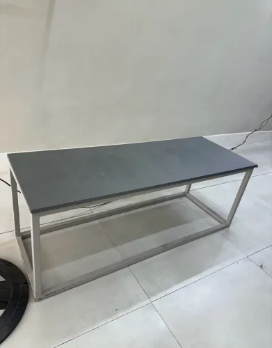 Mesa para apoio de loja