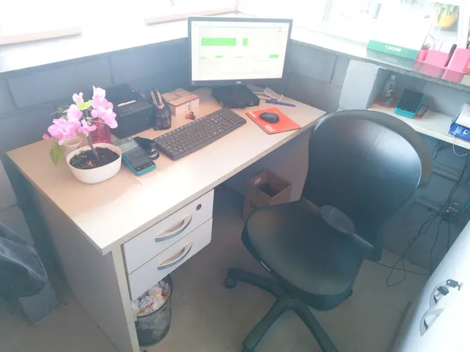 Uma mesa e armário para escritório.
