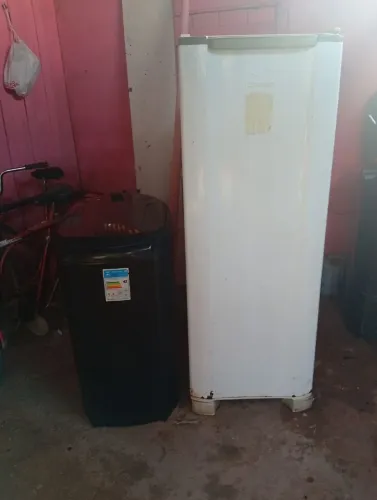 Vendo máquina semi nova e geladeira junto 600,00 pra vende logo