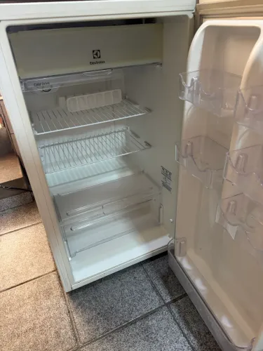 Vendo Frigobar Electrolux RE120-122. 127v