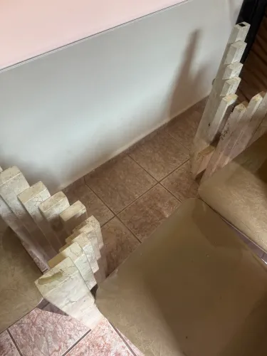 Mesa com tampo de vidro e duas peças de mármore original