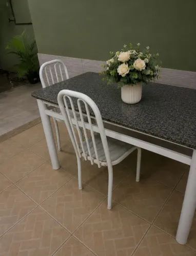mesa de ferro tampo pedra 6 cadeiras precisando reforma ( no estado)