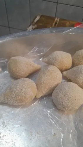 Ofereço meus serviços como cozinheira ou ajudante de cozinha
