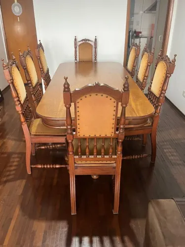 Mesa de madeira 100% 8 lugares. Valor/ 2.500 parcela na maquinha com o juros da máquina
