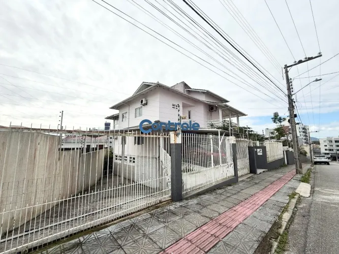 Casa com 06 dormitórios em Coqueiros, Florianópolis/SC!