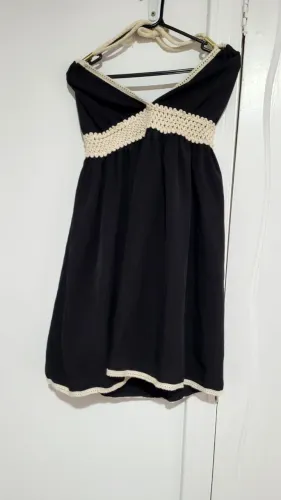 Vestido feminino preto de viscose com aplicações de tricot nas alças P