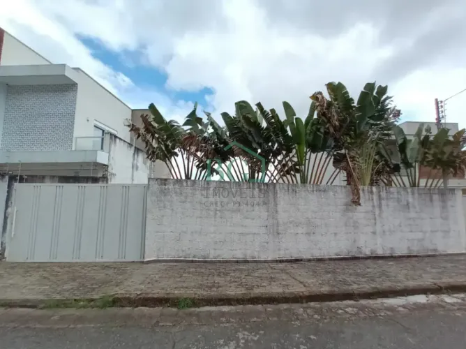 Terreno amplo à venda em bairro nobre de Poços de Caldas