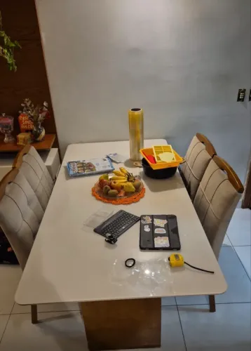 Vendo mesa de 6 cadeiras somente mesa . Favor ler o anúncio todo .