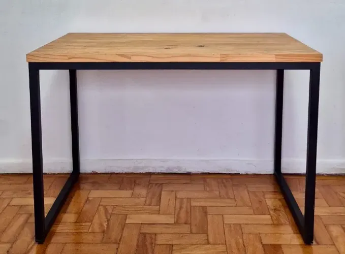 Mesa Industrial de Ferro em Preto e Madeira Pinus Tom Imbuia 110 cm x 70