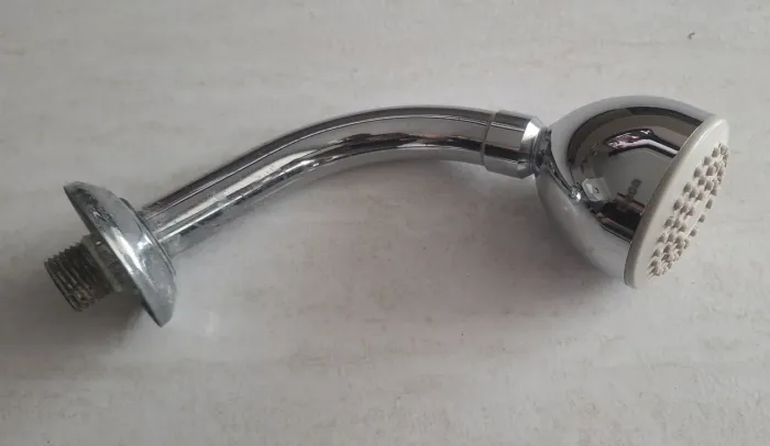 Ducha DECA de parede cromada com tubo curvado