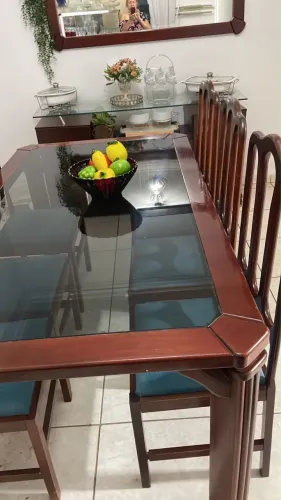 Mesa de Madeira com Tampo de Vidro + 6 Cadeiras + Balcão de Madeira
