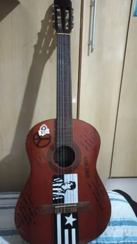 Violão Eagle precisa de reparo