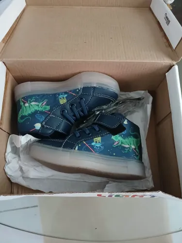 Botas nova para menino.