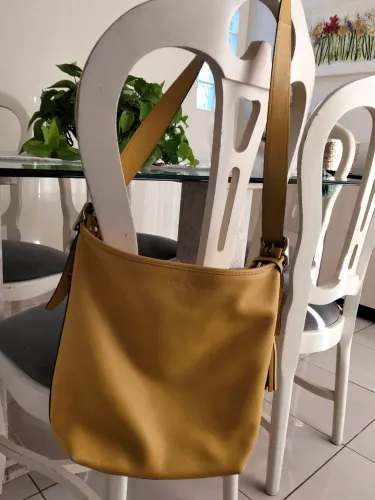 Vendo bolsa de couro marca COACH original. Semi nova. 350 reais