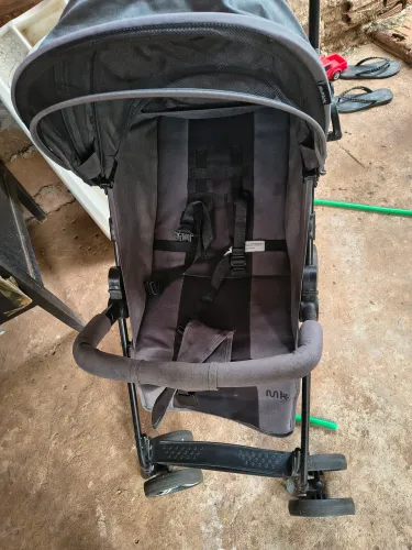 Carrinho de bebe usando