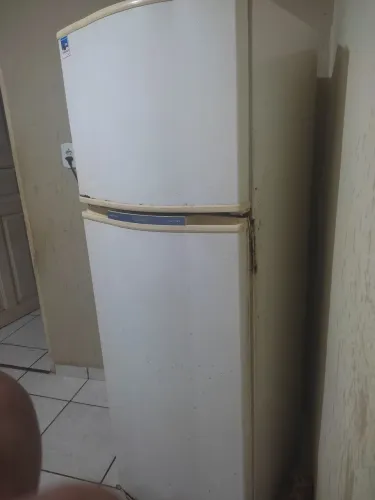 Vende-se está geladeira 300$ *93 zap