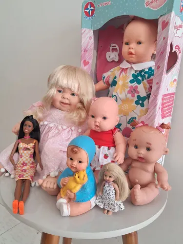 Lote com 7 bonecas ambas em vinil,e plástico resistente.