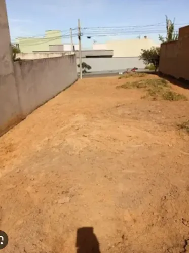 Terreno todo plano, pronto pra construir 