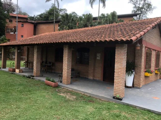 Alugo chácara com 3.000m2 condomínio fechado Km 42 castelo branco