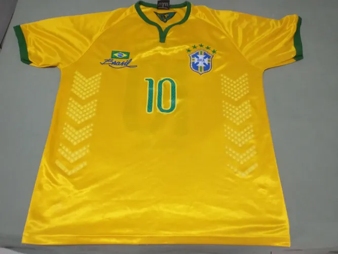 Tô vendendo essa camisa do Brasil tá Simi nova 