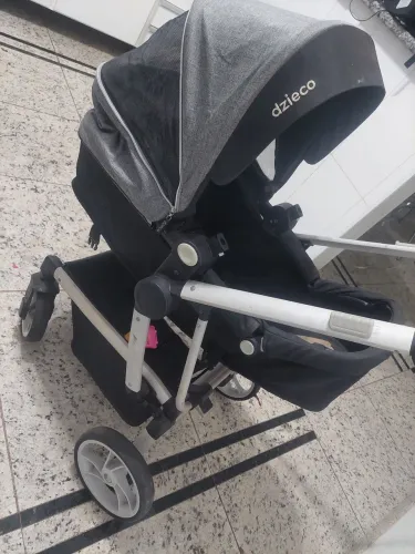 Vendo carrinho de bebe com bebe conforto