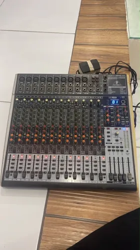 Mesa de Som Behringer Xenyx X2442 USB Analógica Bivolt