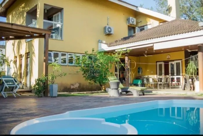 Casa à venda de 380m² |05 suítes, 06 banheiros e 09 vagas de garagem | Condomínio Terras D