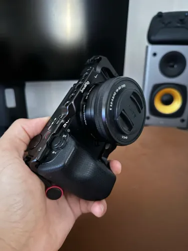 Sony ZV-e10 com Lente do Kit, Cage e Caixa original 