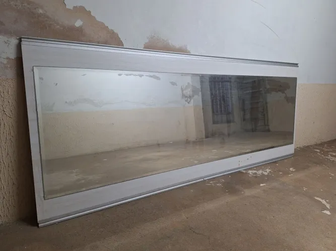 Espelho em porta de armário para arrancar e pôr moldura