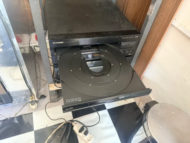 2 vídeos lase Pionner com defeito