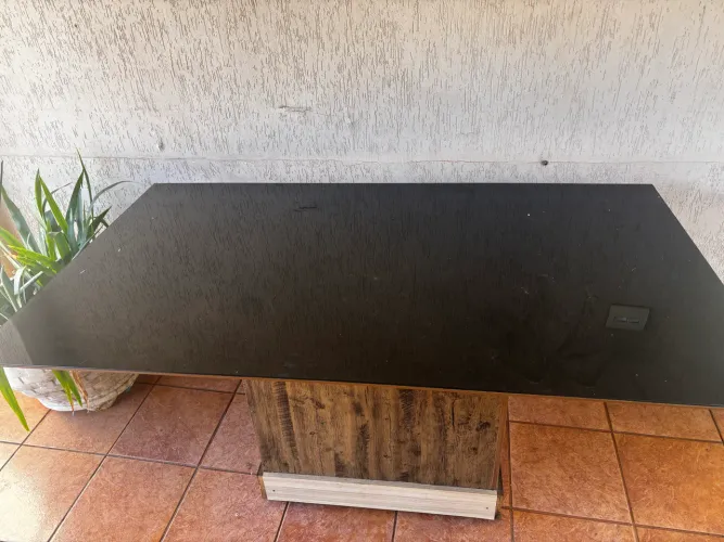 Mesa com vidro preto