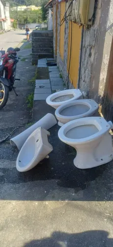 3 vasos ? sanitários +1pia completa 90$