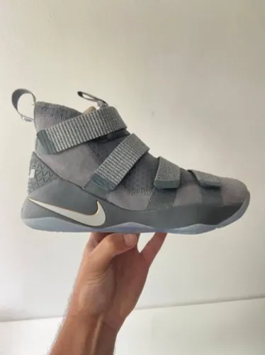 Tênis Basquete Lebron James  Nike Lebron Soldier XI  - Cool Grey