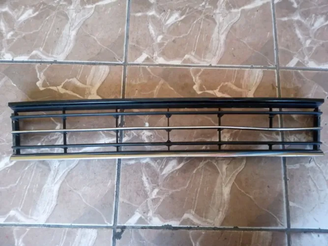 Grade inferior parachoque dianteiro volkswagen Passat 2012 (detalhe)