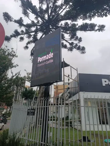 Painel LED para Loja - Novo formato 2x 3 metros com pedestal e estrutura 